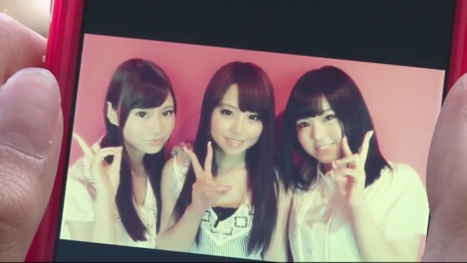 室内 · 微笑 · 半身 · 多人 · 休闲服 · 拍照 · 比手势