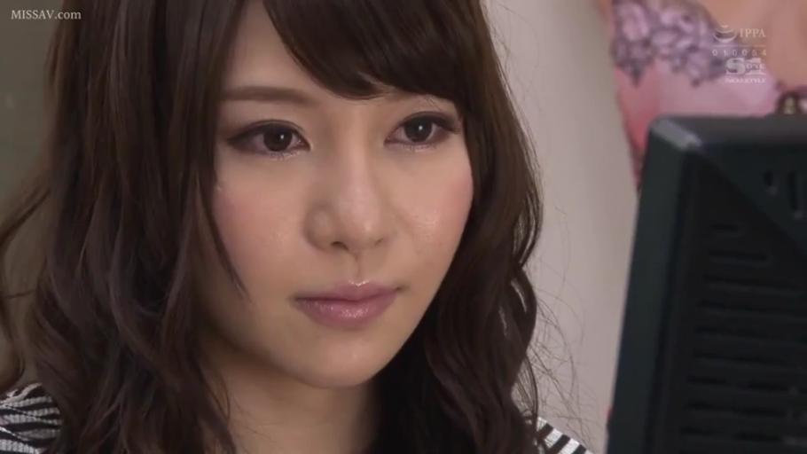 室内 · 顔部のクローズアップ · 平静 · 注視 · 条纹衫 · 正面 · 显示器 · 近景人像