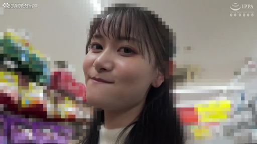 脸部特写 · 商店 · 白色高领毛衣