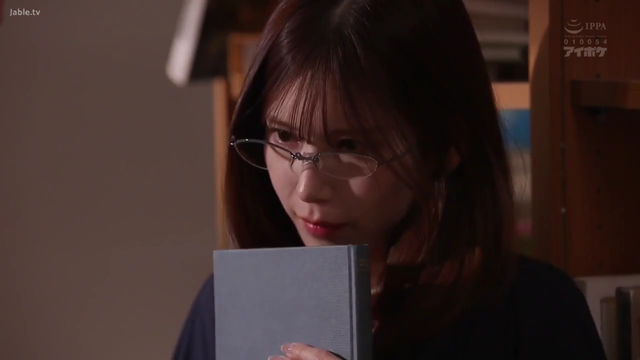 坐姿 · 书籍 · 专注 · 面部特写 · 书房 · 黑色上衣 · 看书 · 知性