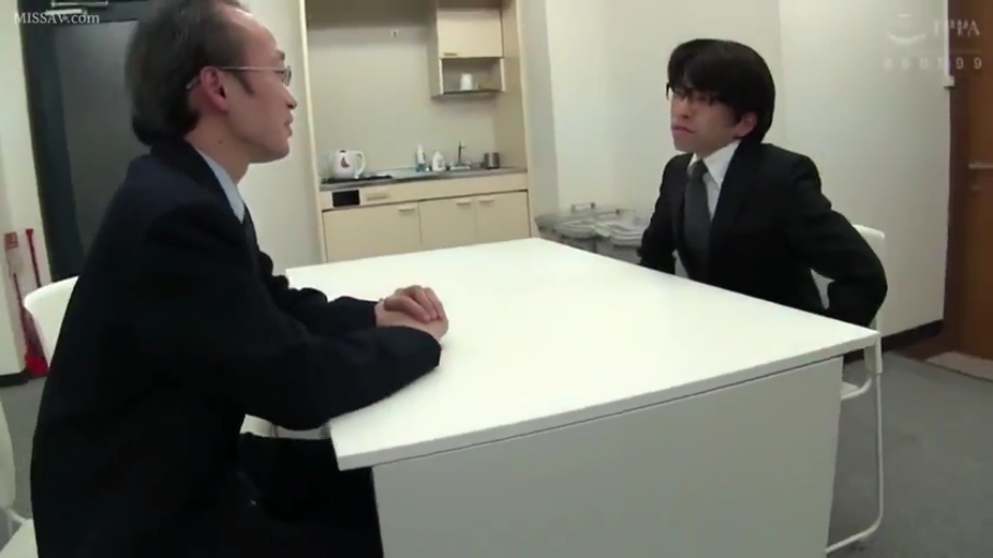 坐姿 · 交谈 · 严肃 · 办公室 · 中景 · 桌子 · 西装 · 男人