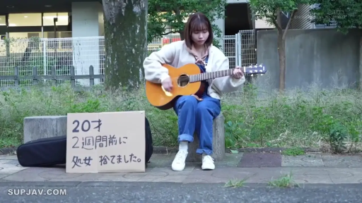 坐姿 · 专注 · 全景 · 户外 · 蓝色背带裤 · 素人 · 纸牌 · 弹吉他