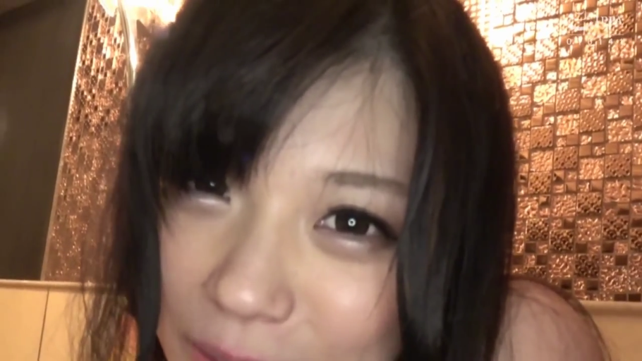 室内 · 脸部特写 · 诱惑 · 对视 · 正面 · 裸肩 · 黑发