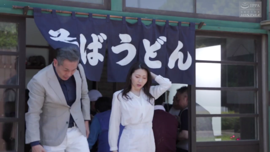 中景 · 白色连衣裙 · 荞麦店门口