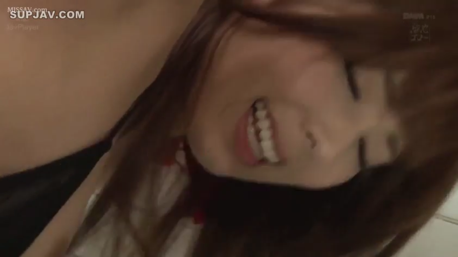 室内 · 顔部のクローズアップ · 仰臥 · 黒い下着