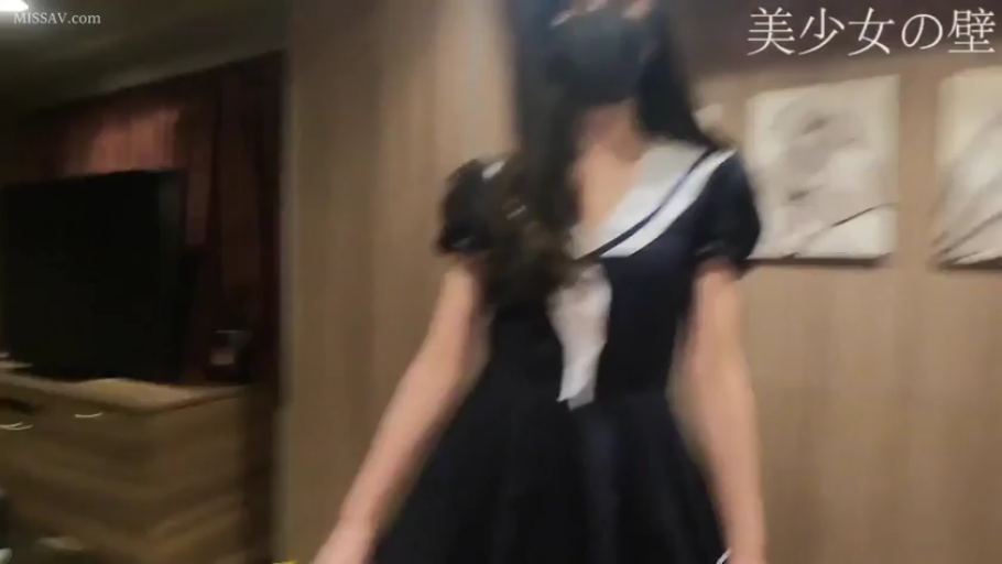 Indoor · Whole body · Stand · Sailor suit · Blur · 口罩 · 戴口罩 · 走动