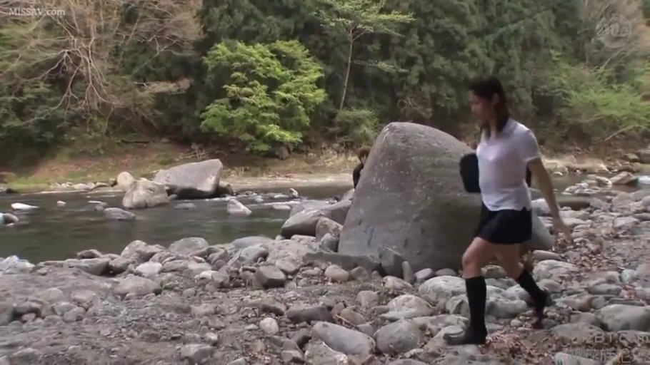 乳房 · 黑裙 · 呻吟 · 床 · 枕头 · 仰卧 · 抚摸 · 低光照
