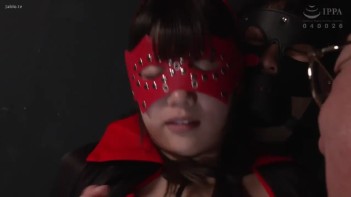 暗室 · BDSM · 头部特写 · Cosplay服 · 顺从 · 被动姿势 · 蒙眼行为 · 红色面罩