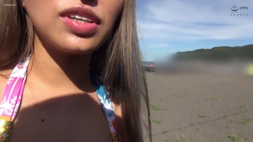 比基尼 · 站姿 · 嘴部 · 谈话 · 户外 · 微张口 · 风景