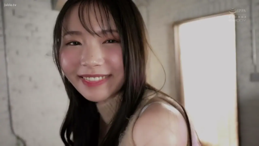 室内 · 开心 · 微笑 · 面部特写 · 针织背心 · 侧头看向镜头 · 柔光人像