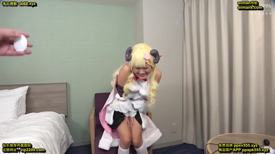 角色扮演 · 卧室 · 中景 · 站姿 · 床 · 羊妹装 · 羞涩大笑 · 捂私处