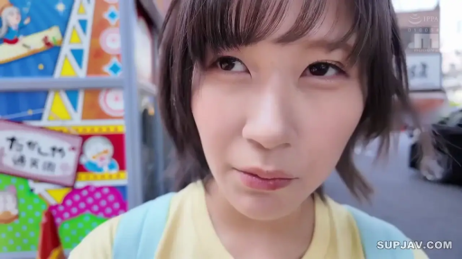 脸部特写 · 自然 · 凝视 · 短发 · 双肩包 · 户外街道 · 正面站立 · 黄色T恤