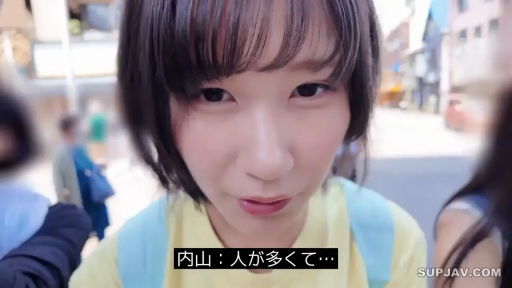 严肃 · 站立 · 面部特写 · 对视 · 街道 · 户外 · 背包 · 黄色T恤