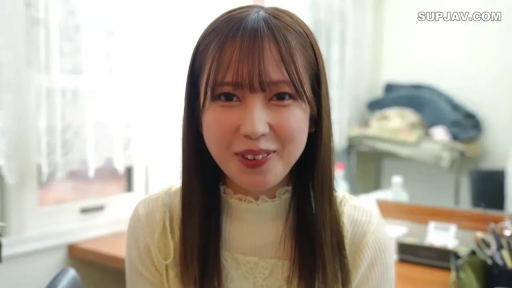 室内 · 微笑 · 面部特写 · 注视镜头 · 长发 · 正面坐姿 · 高领蕾丝上衣