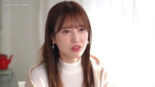 室內 · 坐姿 · 交谈 · 嚴肅 · 面部 · 耳環 · 棕色长发 · 白色高领毛衣