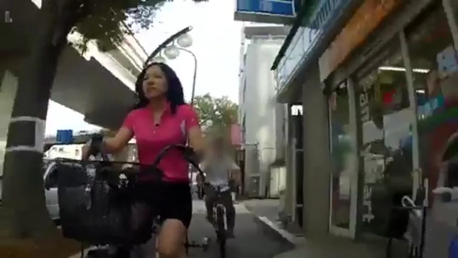 坐姿 · 中景 · 自然 · 粉色POLO衫 · 户外街道 · 自行车 · 骑自行车 · 日常街拍