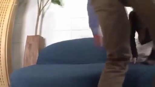 室內 · 全身 · 站立 · 沙发 · 长裤 · 視頻截圖 · 移动 · 不适用