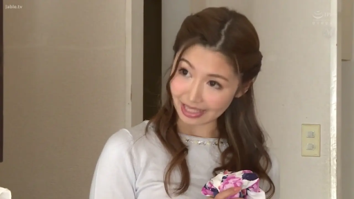 室内 · 站立 · 微笑 · 面部特写 · 长发 · 浅色上衣 · 展示衣物 · 碎花布料