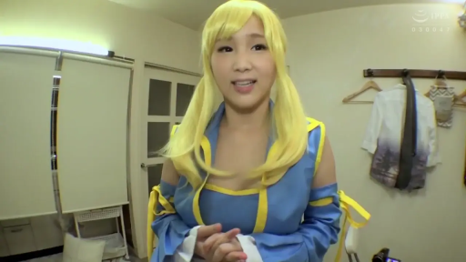 室内 · 站立 · 微笑 · 面对镜头 · 上半身 · 蓝色角色扮演服