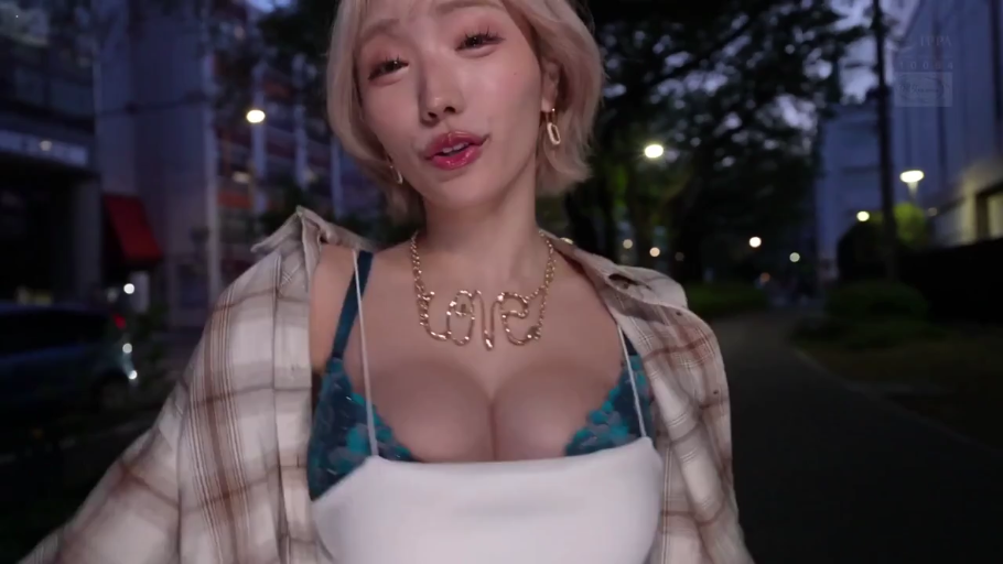 内衣 · 胸部特写 · 站立 · 诱惑 · 室外街道 · 诱惑微笑 · LOVE项链 · 街头露出