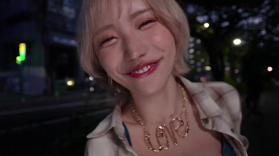 顔部のクローズアップ · 注视镜头 · ショートヘア · 户外街道 · 甜美笑容 · 金色项链 · 格子外套 · 身躯前倾