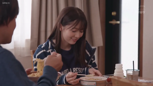 室内 · 坐姿 · 中景 · 微笑 · 居家 · 用餐 · 餐具 · 条纹长袖