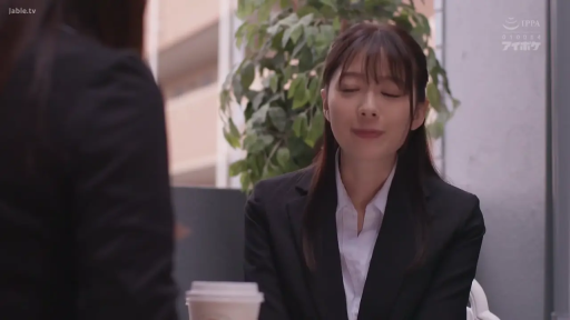 坐姿 · 职业西装 · 上半身 · 职场 · 闭目 · 咖啡杯 · 咖啡馆 · 品味