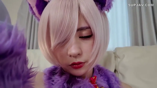 室内 · 低头 · 脸部特写 · 沉静 · 静态摆拍 · 紫色毛绒装