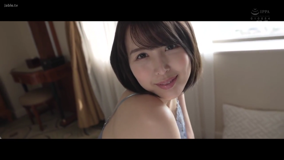 室内 · 脸部特写 · 微笑 · 对视 · 短发 · 家具 · 吊带裙 · 侧身回头