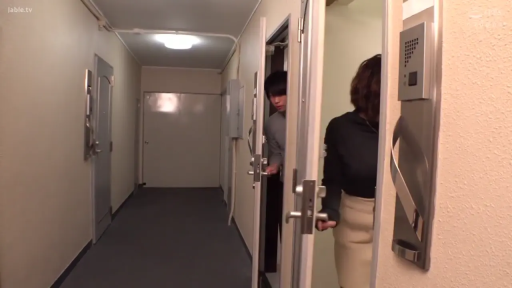 站立 · キッチン · 脇撮り中景 · 满足 · 厨具 · 居家生活 · 绿色开衫 · 擦拭水杯