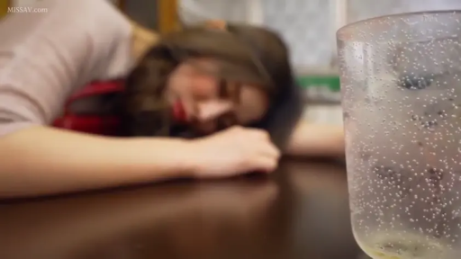 室内 · 便装 · 闭目 · 水杯 · 趴伏 · 玻璃杯 · 背景模糊 · 昏睡