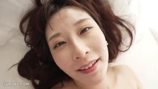 室内 · 脸部特写 · 全裸 · 仰卧