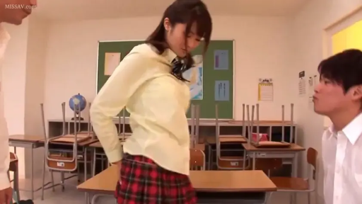 教室 · 站立 · 羞涩 · 多人 · JK制服 · 互动 · 课桌椅