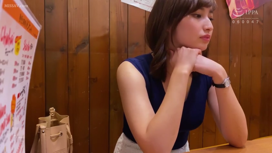 居酒屋 · 侧脸特写 · 蓝色无袖上衣 · 忧郁表情 · 托腮坐姿 · 菜单 · 长发美女 · 静坐等待