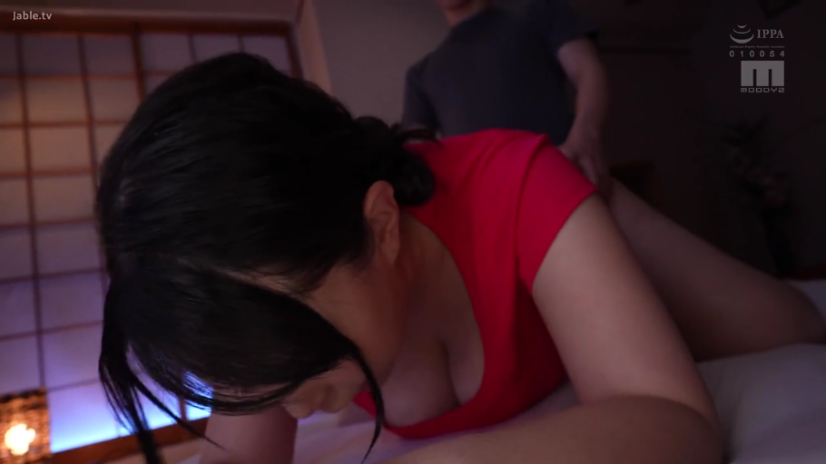 性交 · 投入 · 和室 · 日本AV · 乳溝 · 后入式姿势 · 红色短袖 · 纸拉门