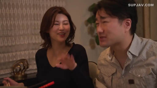 Indoor · Sitting Posture · Half-body · Smile · Mature woman · 筷子 · 谈笑 · 黑色V领上衣