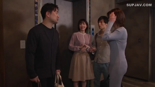 会話 · 全身 · 站立 · 自然 · ハンドバッグ · 多人 · エレベーター口 · 紧身裙