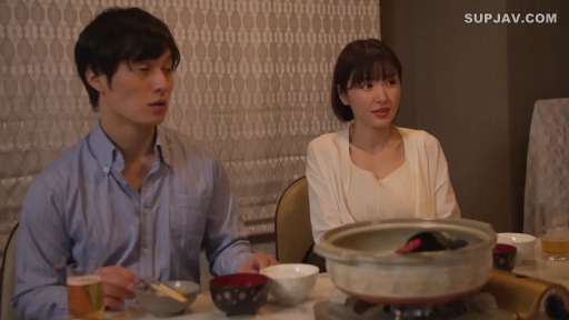 座り姿勢 · 自然 · 半身 · 餐厅 · 休闲服 · 食事 · 生活 · 火鍋