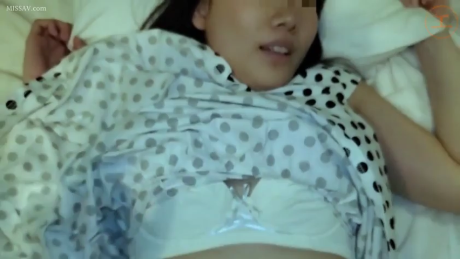 胸部 · 迷离 · 仰卧 · 床上 · 波点连衣裙 · 掀起裙子 · 露白内衣