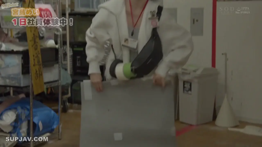 专注 · 弯腰 · 货架 · 仓库 · 卫衣 · 寻找 · 杂乱