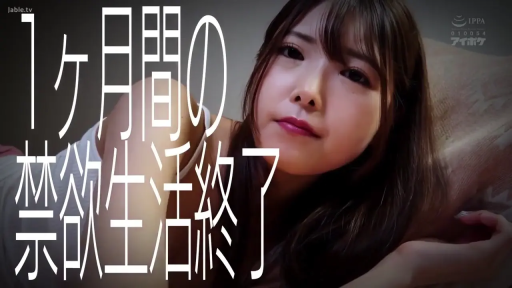 脸部特写 · 卧室 · 迷离 · 枕头 · 白色背心 · 注视 · 躺姿 · 大字报