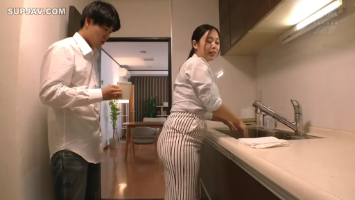 站立 · 全景 · 条纹长裙 · 厨房 · 水杯 · 居家场景 · 洗手 · 常态