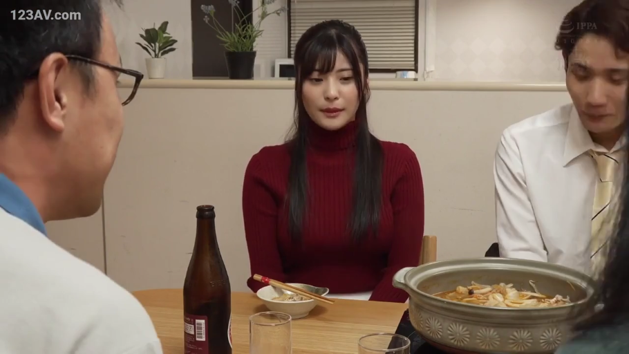 坐姿 · 中景 · 平静 · 剧情 · 餐厅 · 红色高领毛衣 · 用餐 · 火锅