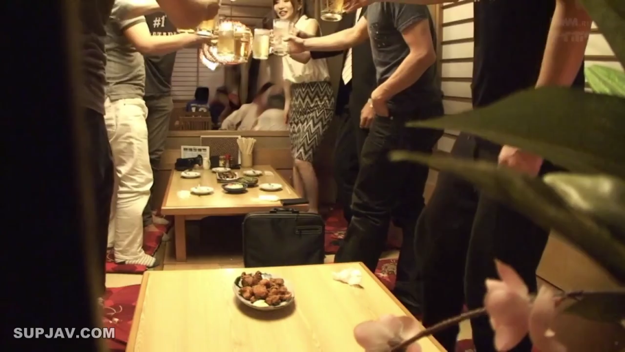 Stand · Business attire · Horizon · Smile · 偷拍视角 · 居酒屋 · 啤酒杯 · Cheers