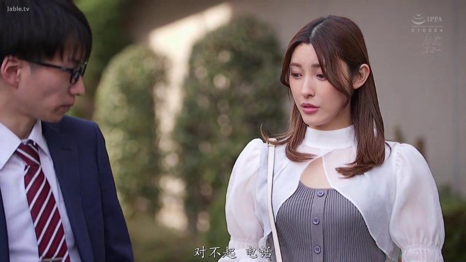 交谈 · 忧郁 · 脸部 · 站立 · 挎包 · 双人 · 泡泡袖上衣 · 室外路边