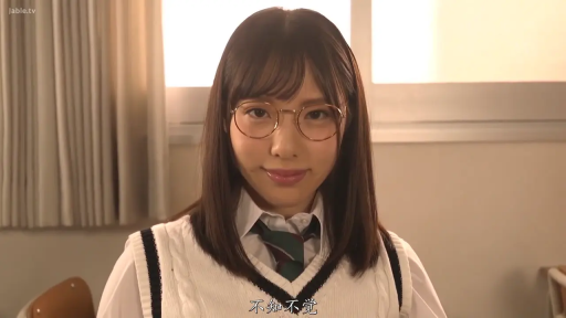 校服 · 教室 · 眼镜 · 微笑 · 半身特写 · 正坐 · 注视 · 学生