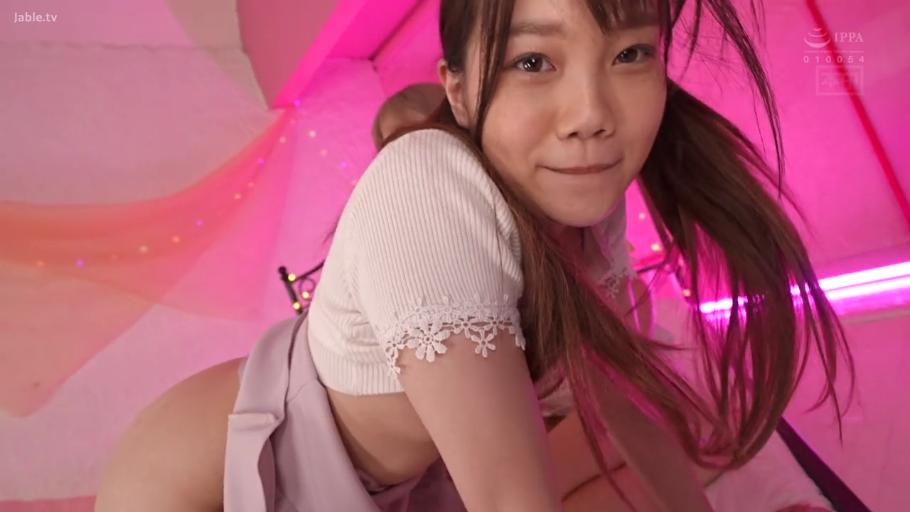 俯身 · 卧室 · 微笑 · 面部特写 · 成人内容 · 凝视镜头 · 短袖上衣