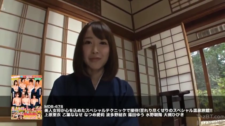 坐姿 · 胸部 · 卧室 · 享受 · 湿身 · 半裸 · 水瓶 · 淋液