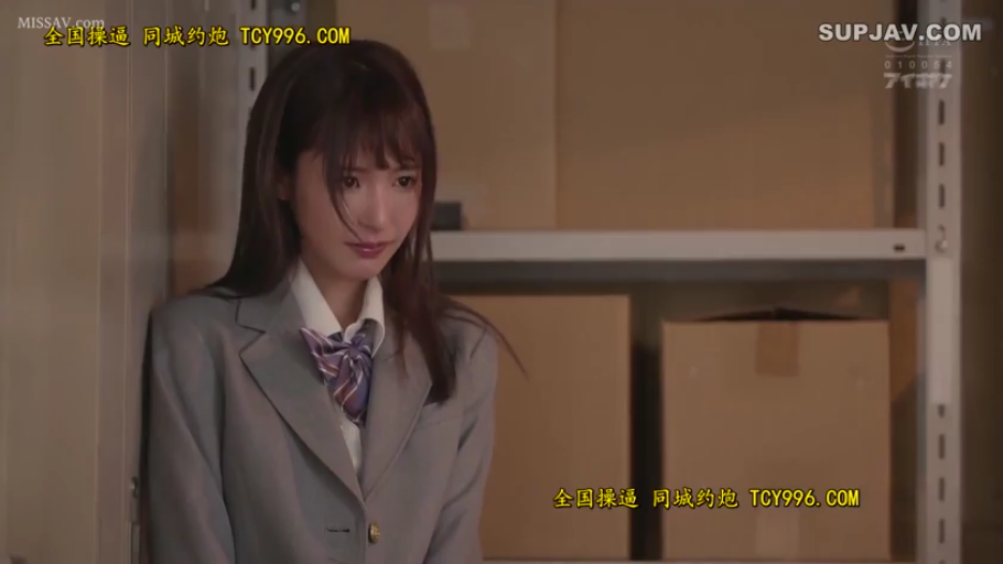 中景 · 俯身跨坐 · 居家卧室 · 动感单车 · 吃力 · 运动套装 · 模拟健身 · 男性跟随