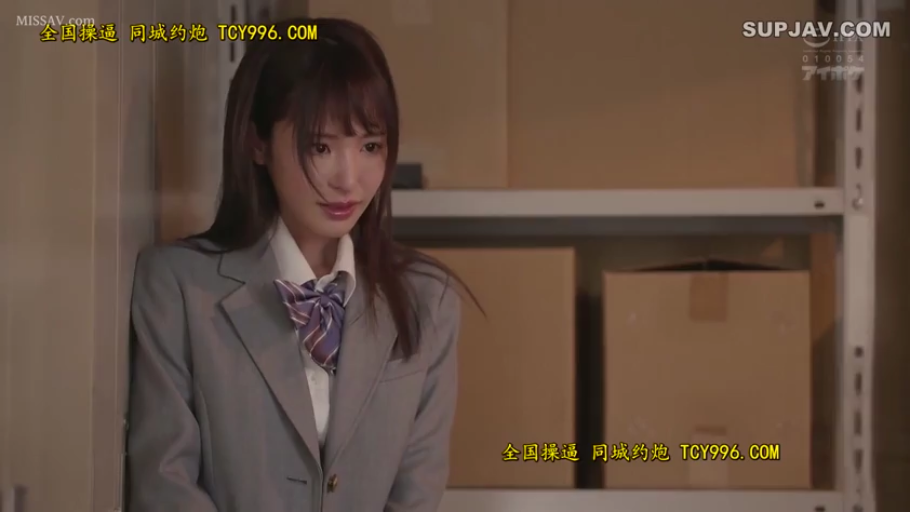 室内 · 眼部 · 凝视 · 平淡 · 俯视 · 微距特写 · 珍珠耳坠 · 深色衣服